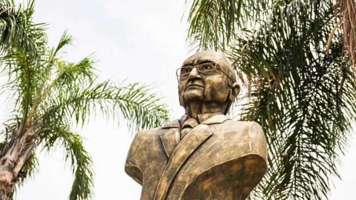 Un busto del recordado empresario Eduardo Seferian, alma pater de Mandiyú.