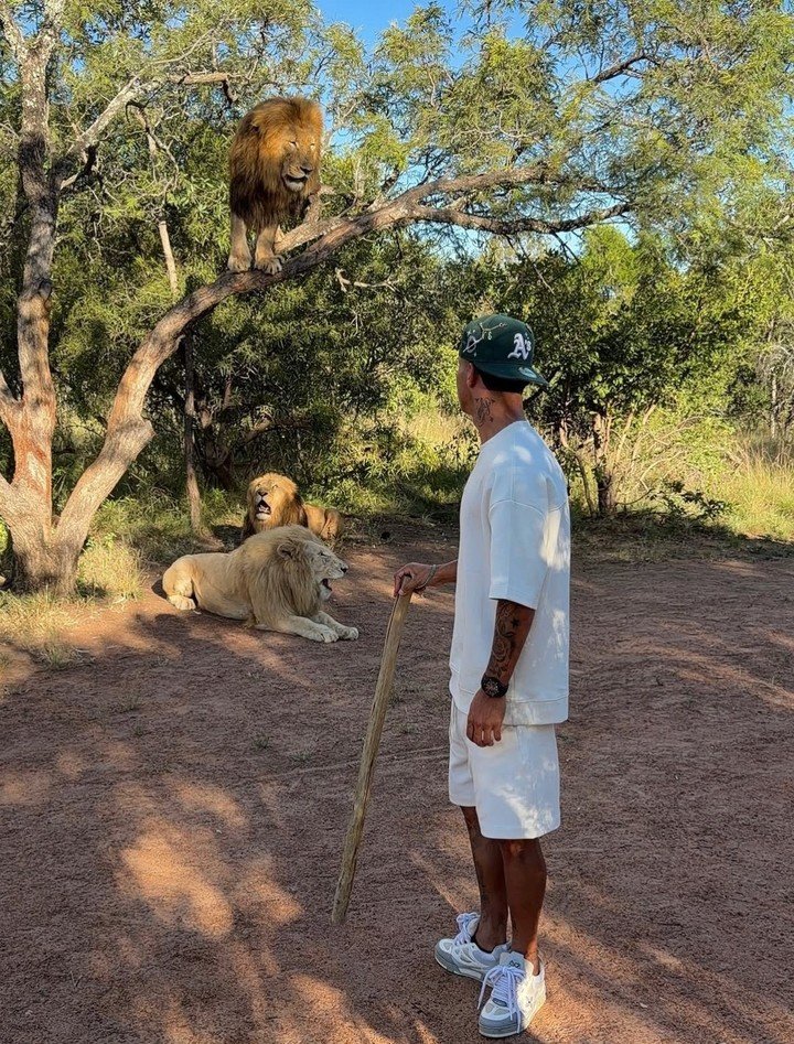 El volante argentino, junto a leones en África (Foto: @nahuel.melga11).