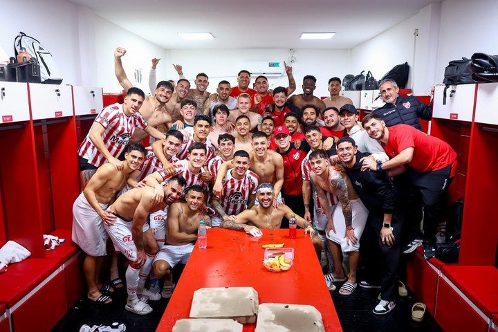 Plantel de Instituto tras el triunfo. Foto IG = institutoacc