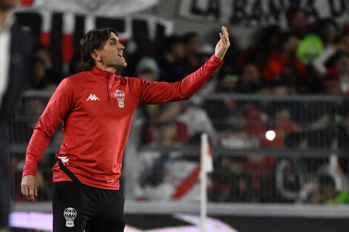 Diego Martínez en el River vs Huracán de 2023 (Luis ROBAYO / AFP).
