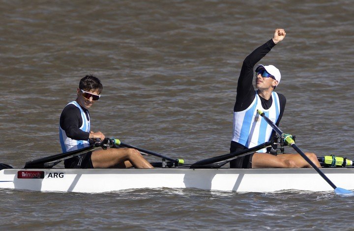 Rodrigo Enríquez y Santiago Menin festejaron así tras ganar el oro en remo en el doble par ligero.