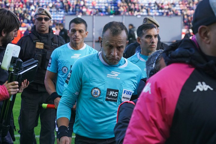 El árbitro Dario Herrera. (Foto Maxi Failla)