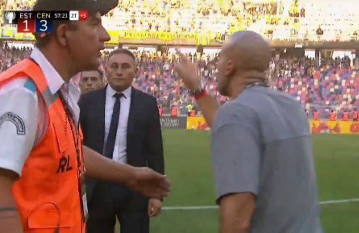 "Es toda tuya", le gritó Verón a Herrera,