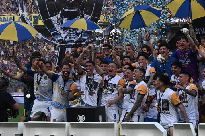 Angelito levanta la Copa (Foto : Rodrigo Dorado).