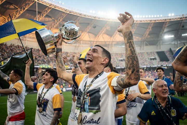 Di María con la Supercopa Internacional (@RosarioCentral).