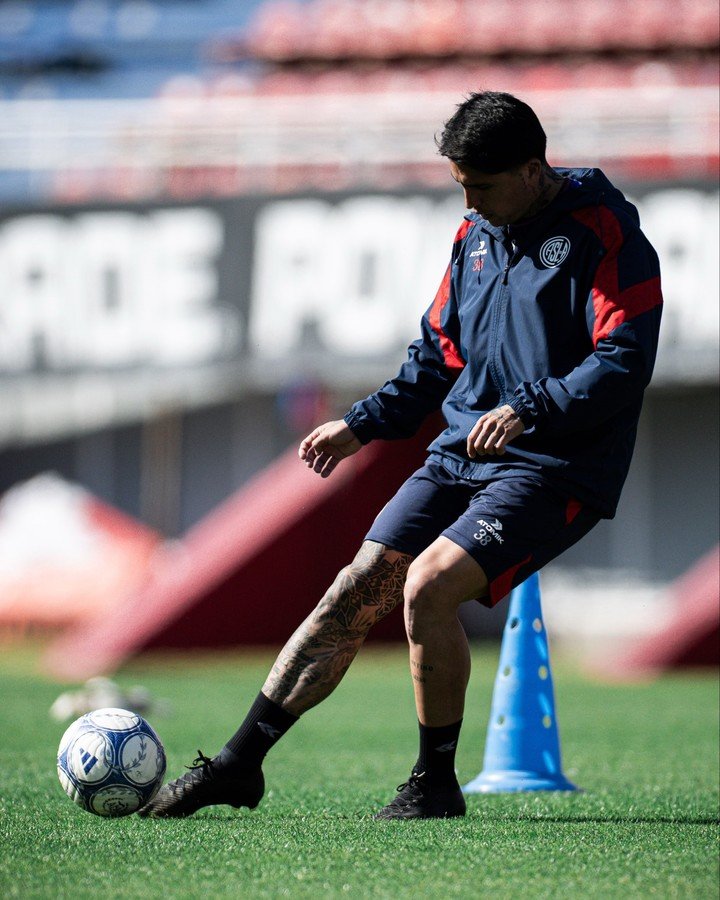Insua sorprendió al probar con Farías en una posición inusual. (Foto: Prensa San Lorenzo)