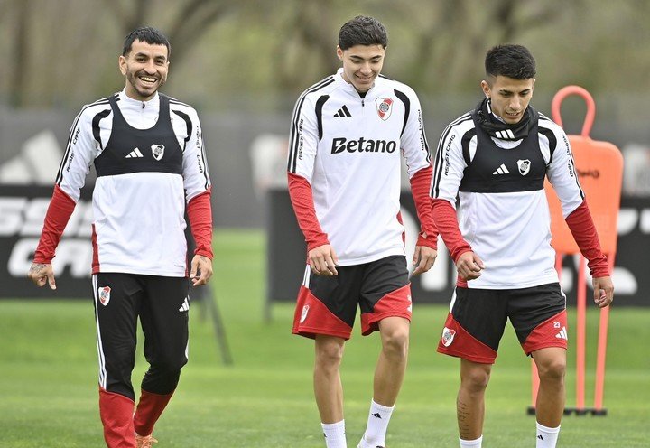 Correa con Andrada y Almada, quienes se recuperan de sus respectivas lesiones (Foto: Prensa River).