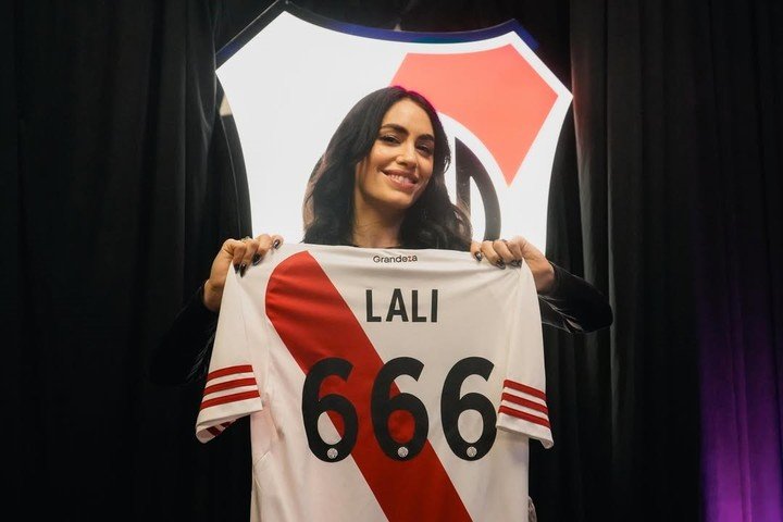 Los regalos de River a Lali por sus shows en el Monumental (Prensa River).