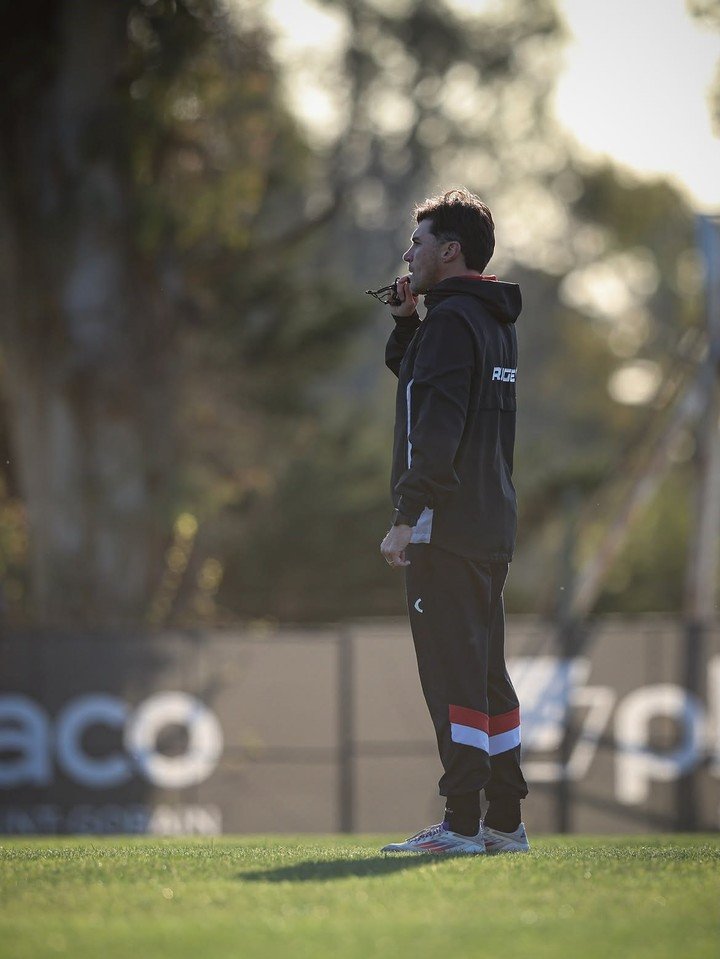 El DT pondría una formación parecida a la que le ganó a Corinthians (prensa Estudiantes).