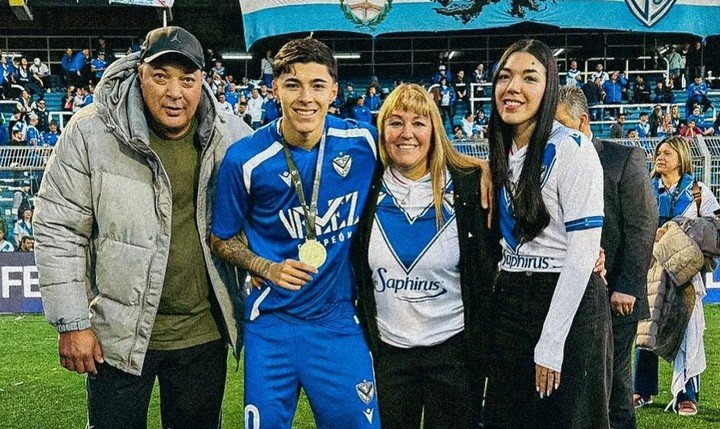 Andrada con sus padres y su hermana en el festejo de un título con Vélez.