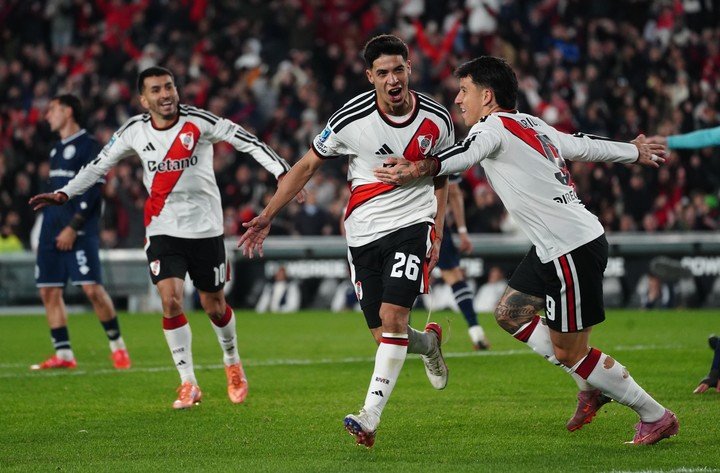El volante festeja junto a Driussi y Correa (Foto Marcelo Carroll).