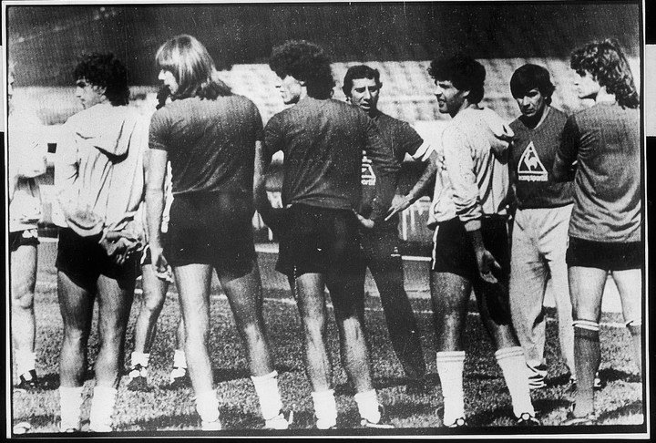 Una foto histórica: el Tigre con Insua, Russo, Guggeri y Giusti, a su izquierda, en el Estadio Maracaná. De frente, aparece Carlos Salvador Bilardo, en el centro.