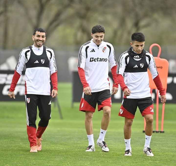 Correa con Andrada y Almada en el Camp. Un trío de talentos. (Foto: Prensa River).