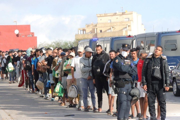 Traslado de cientos de migrantes que permanecían durmiendo en las calles de Ceuta, a una nueva ubicación. Foto: EFE / Reduan.