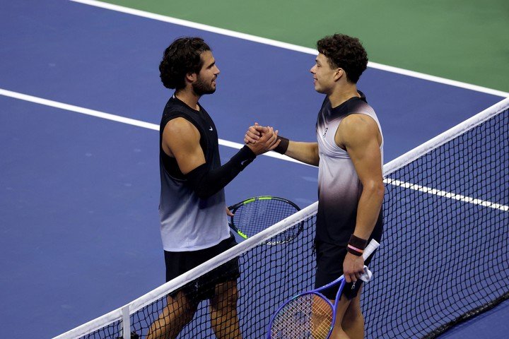 La satisfacción de Shelton... y de Alcaraz. Foto: EFE / EPA / BRIAN HIRSCHFELD.