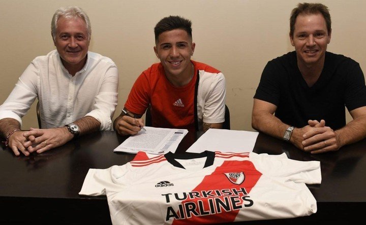 Enzo Fernández, al momento de firmar la renovación de contrato con River junto al presidente Jorge Brito y al viceprimero, Matías Patanian.