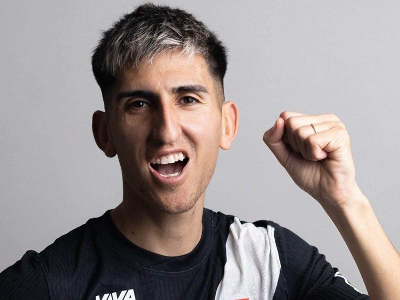 Alan Lescano ya posó como jugador del Vasco da Gama y muda su magia a Río