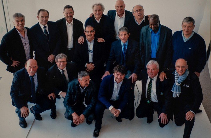 Se reencuentra seguido con sus ex compañeros para rememorar los días de gloria.