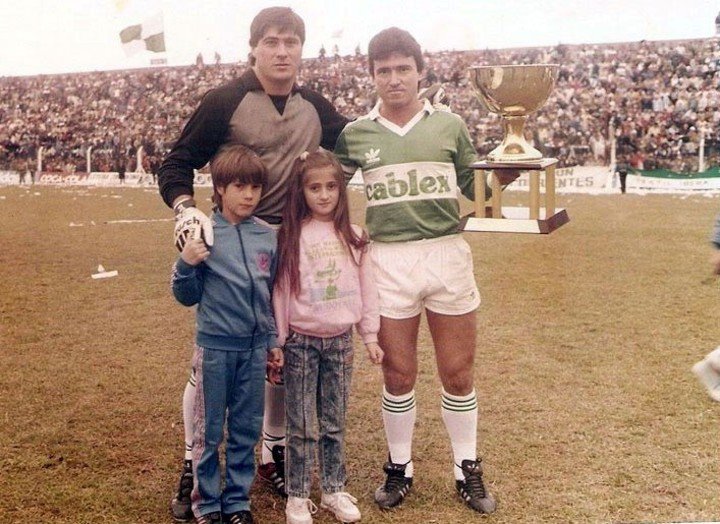 Fino Cañete con la copa de campeón tras el título de Mandiyú en 1988 que lo depositó en Primera.