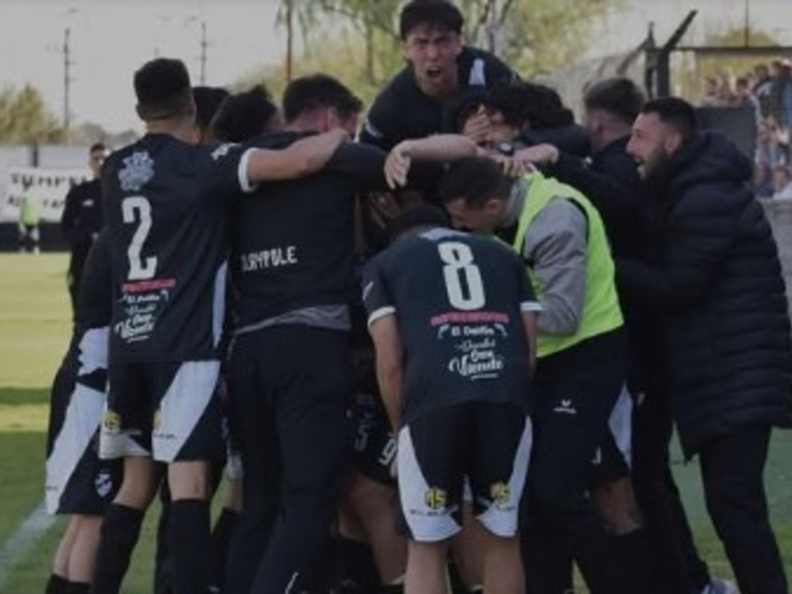Batacazo de Claypole: venció 2-0 al puntero Sacachispas y tomó aire en la pelea por el descenso :: Olé