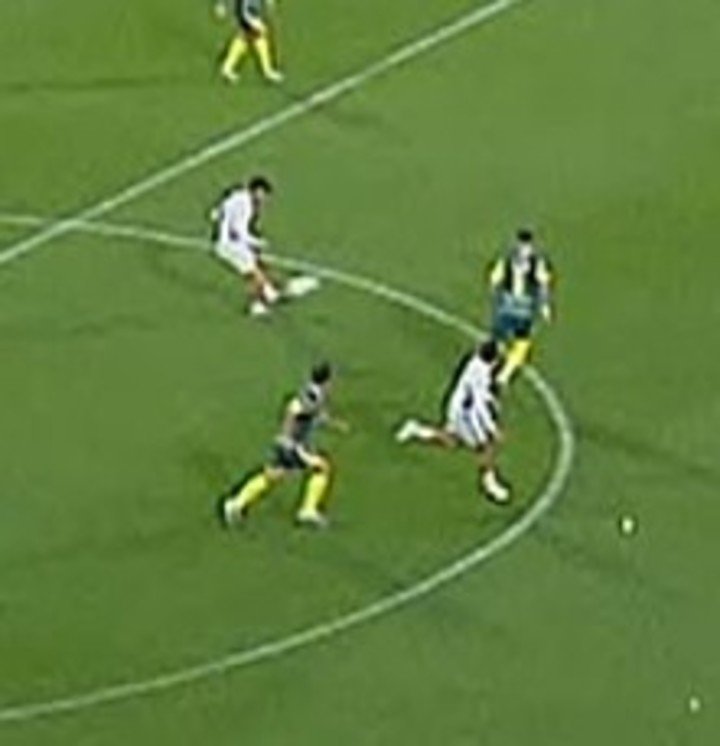 Oroz al momento de pasar la pelota, que se ve movida: ya había salido de su pie.