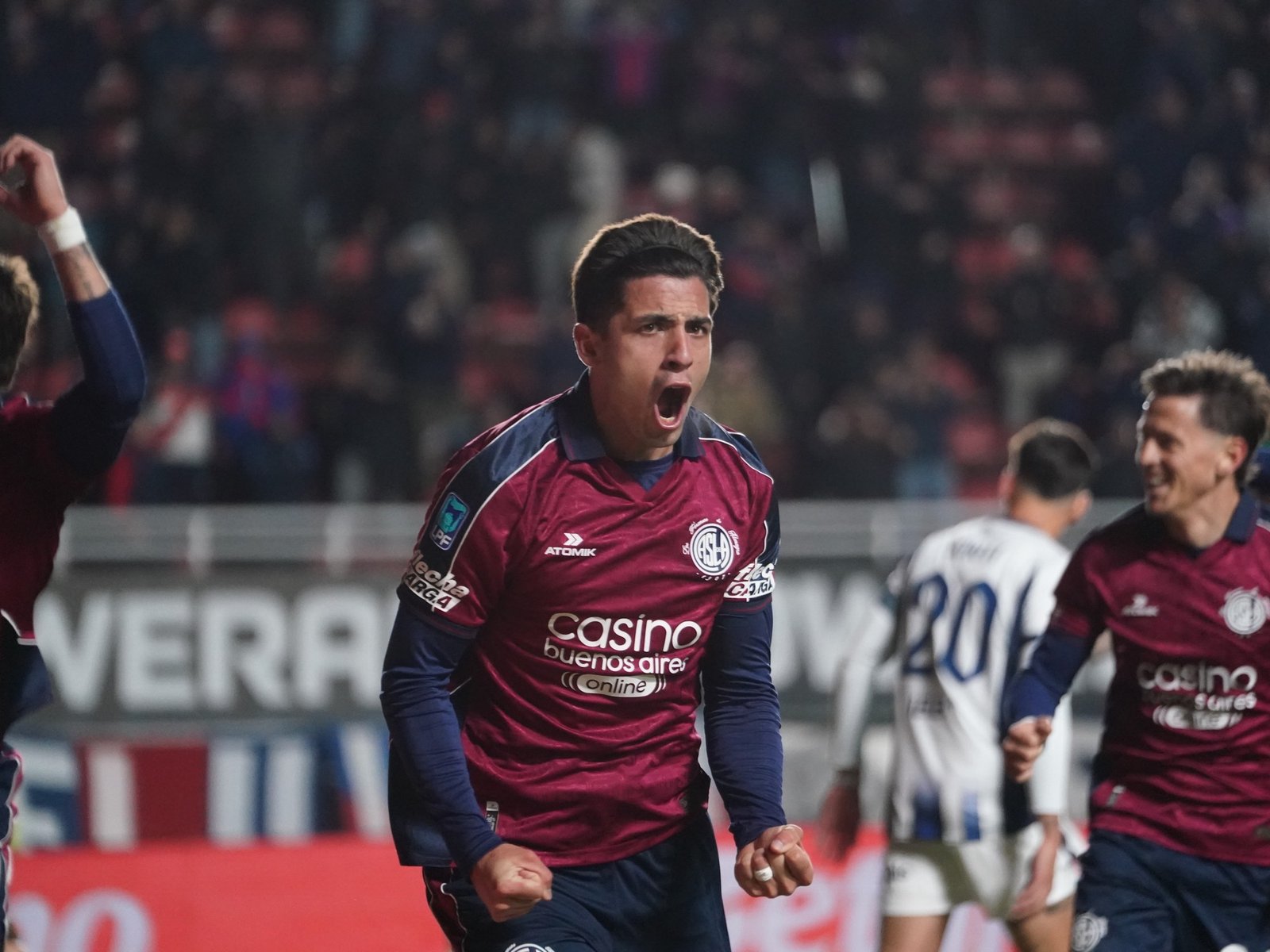 Con un Farías intratable, San Lorenzo aprovechó la ventaja numérica y le ganó bien a Talleres :: Olé