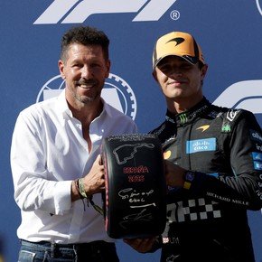 Diego Simeone le entregó el trofeo de la Pole a Lando Norris en España