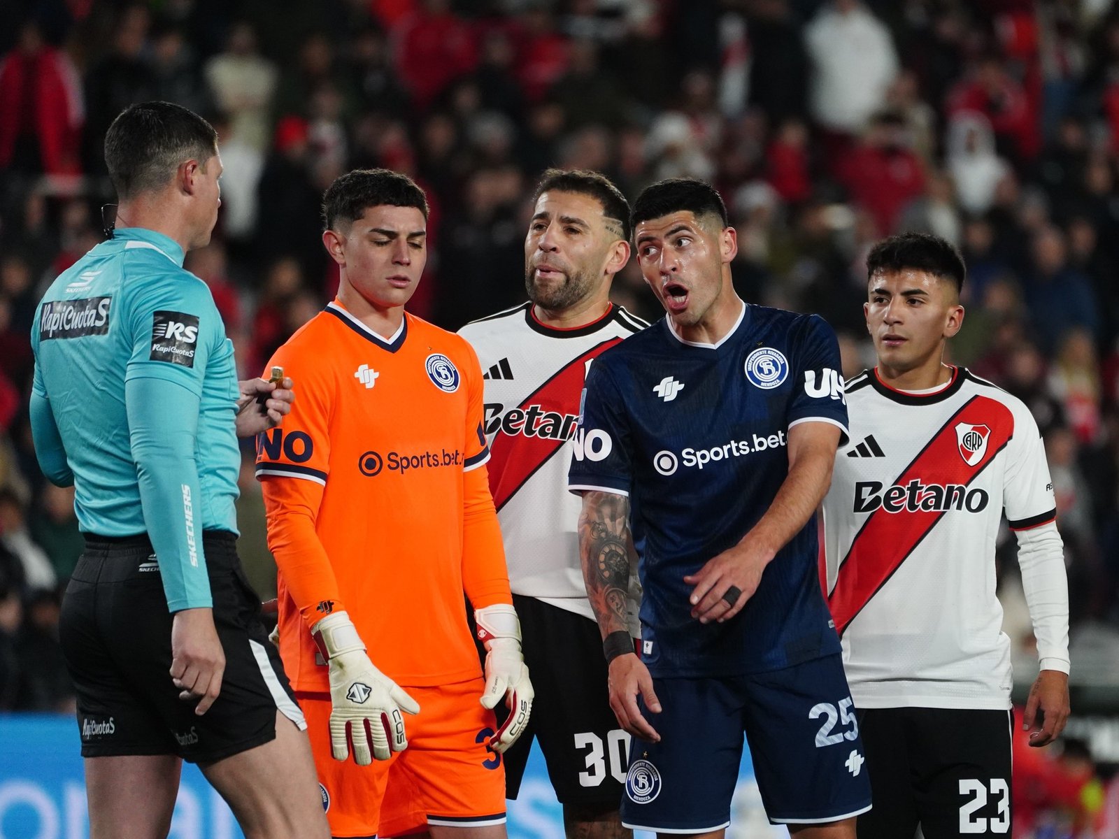 Daniel Vila, furioso con Nicolás Ramírez, tras la caída de Independiente Rivadavia ante River