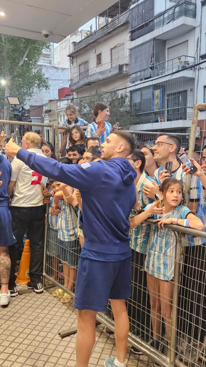 Los jugadores de Racing se acercaron a los hinchas en su llegada al hotel.