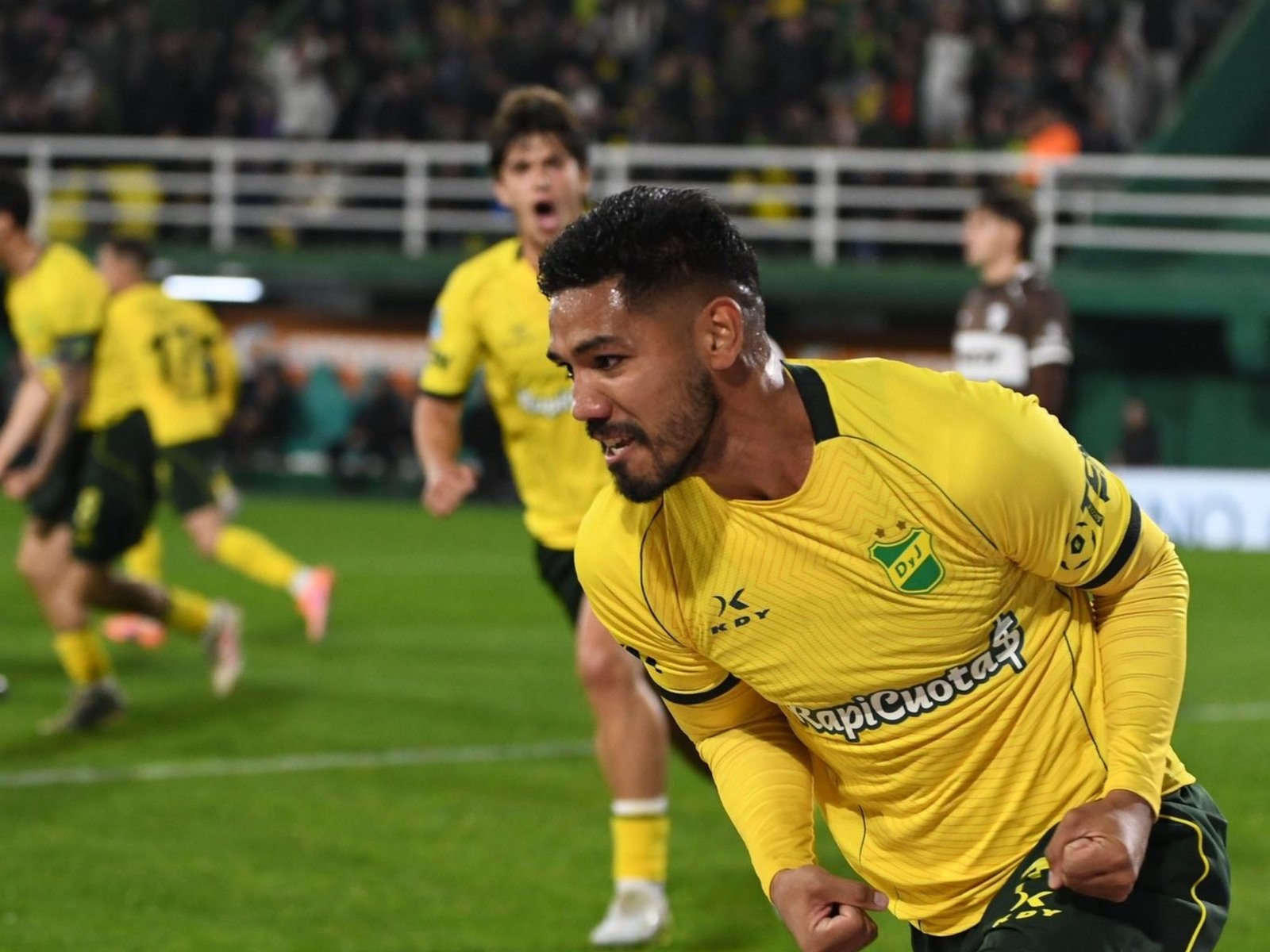 Defensa le ganó a Platense, le cortó el invicto a Palermo y quedó a un punto del líder :: Olé