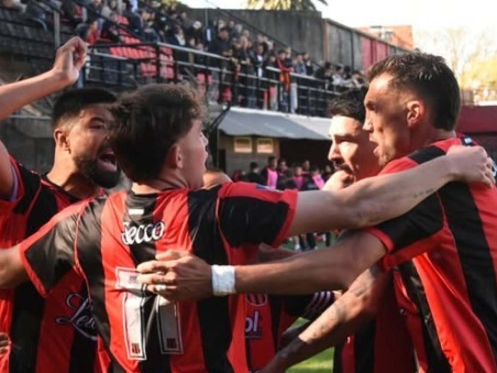 Defensores de Belgrano goleó a Racing de Córdoba y tomó aire en la pelea por la permanencia :: Olé