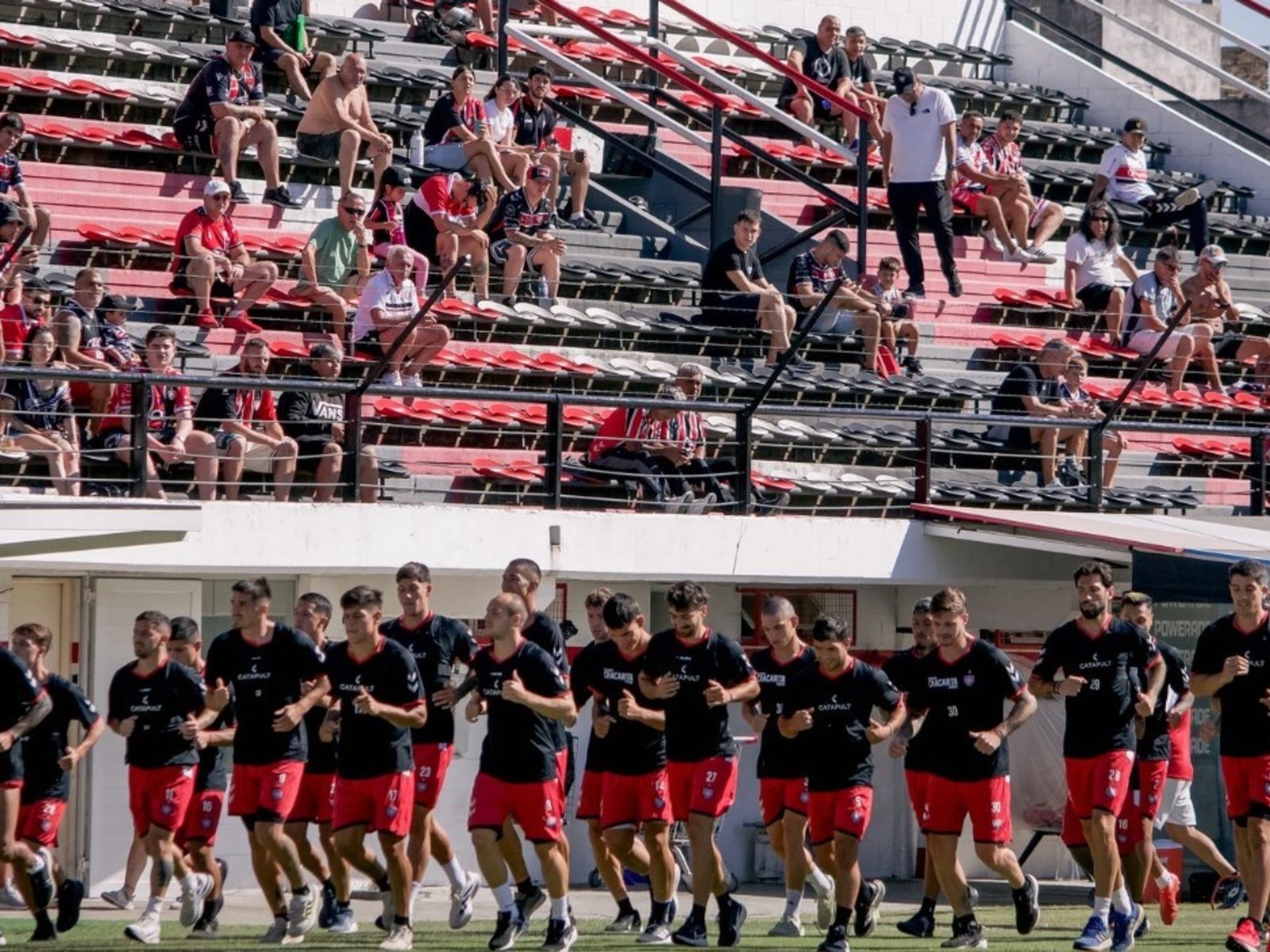 Dura sanción para Chacarita: jugará dos partidos a puertas cerradas por la interna de su barra brava :: Olé