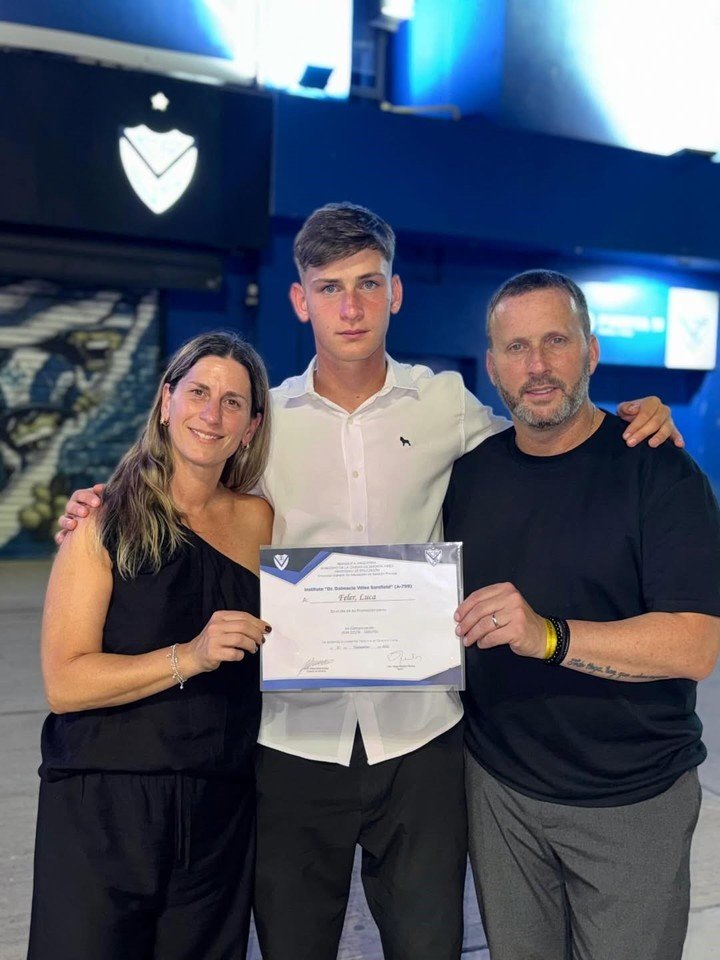 Luca Feler con su papá, Hernán, y su mamá.