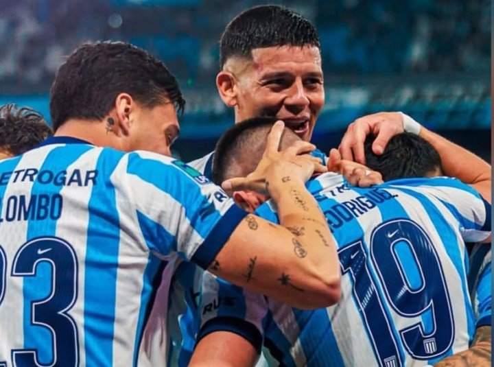 Sus compañeros se abrazaron con Colombo en el festejo de uno de los goles.