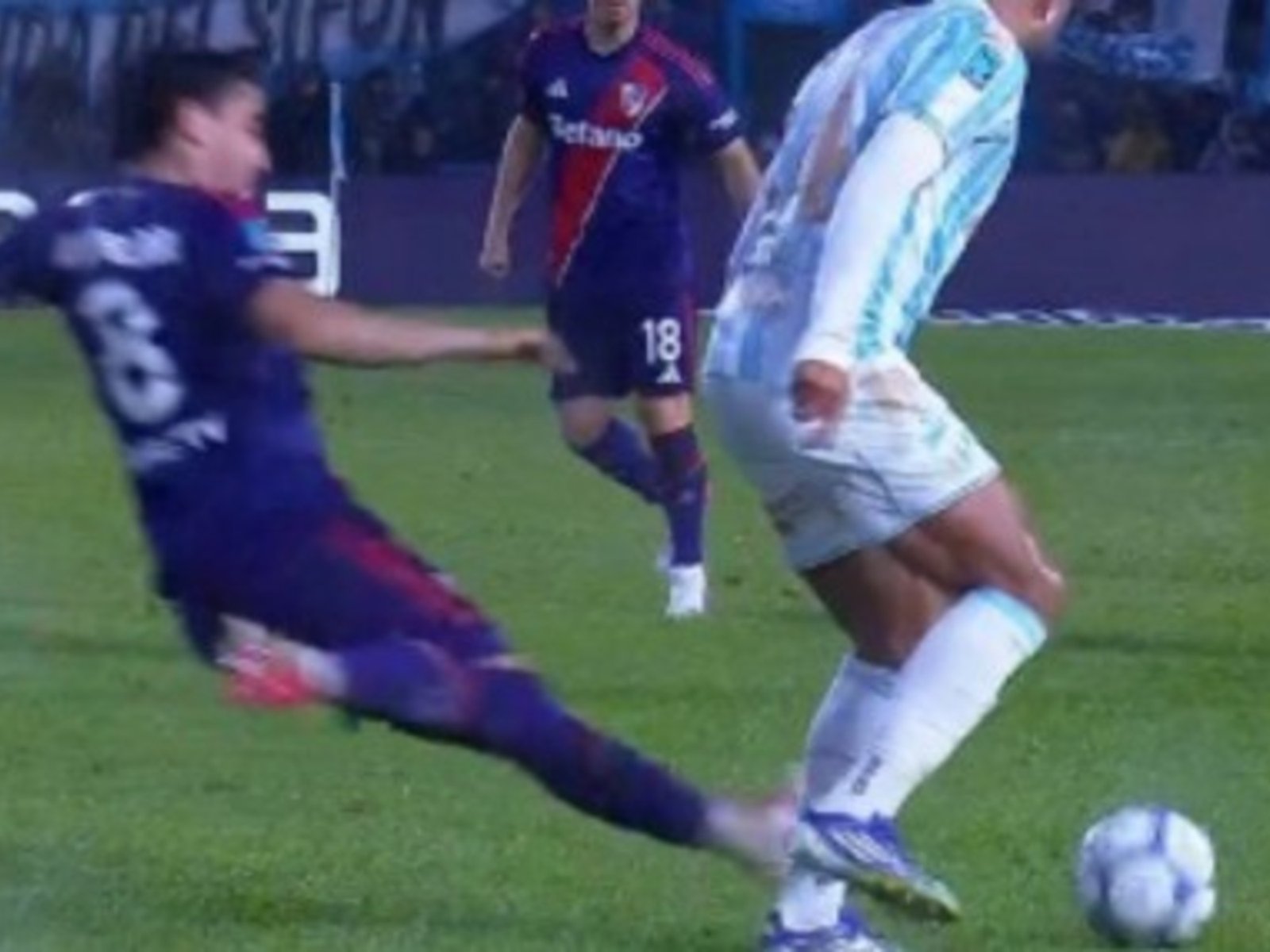 El audio del VAR que salvó a Arambarri de la roja vs. Atlético Tucumán: "Primero juega el balón..." :: Olé
