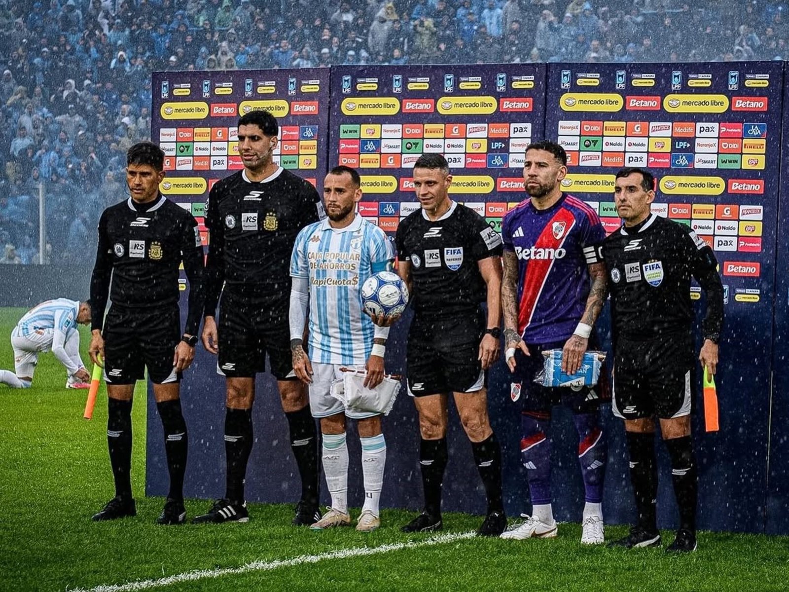 El curioso gesto del árbitro Gariano en el gol de Almada ante Atlético Tucumán :: Olé