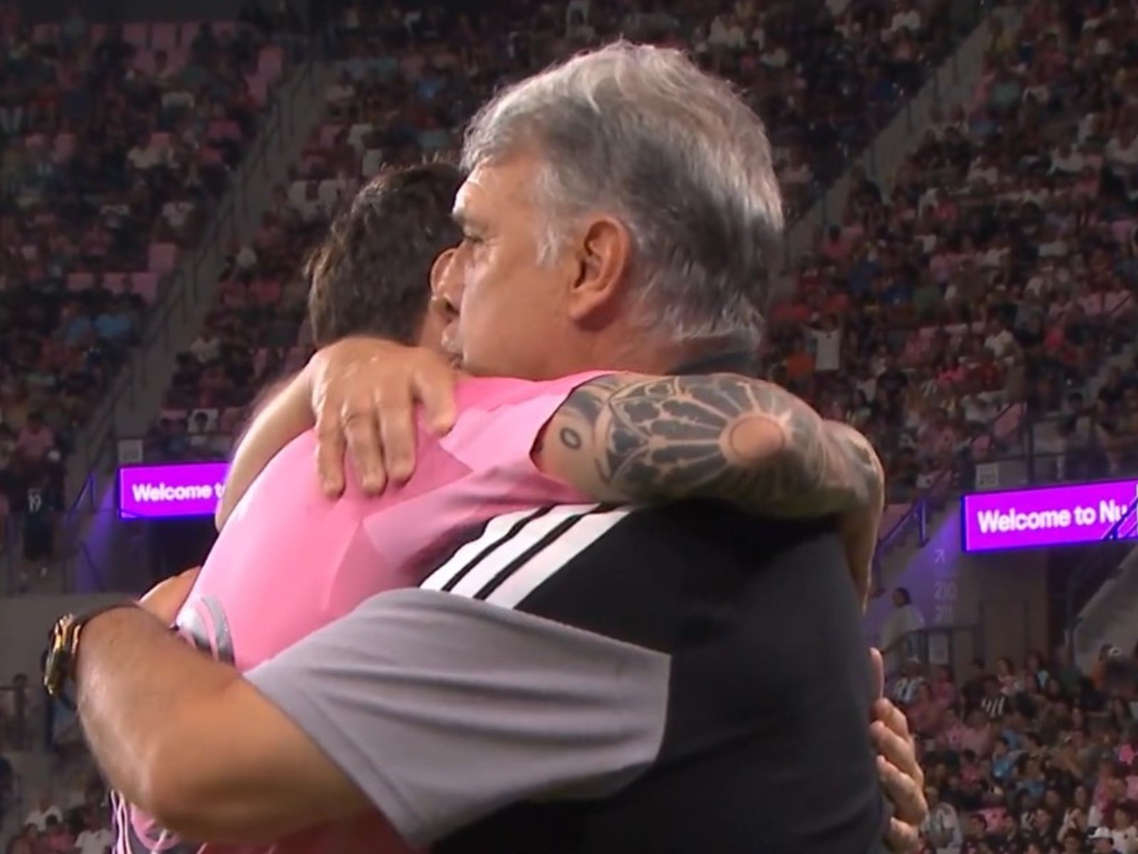 El efusivo abrazo entre Messi y el Tata Martino que conmovió a todos y la explicación del DT: “Tenía ganas de dárselo”