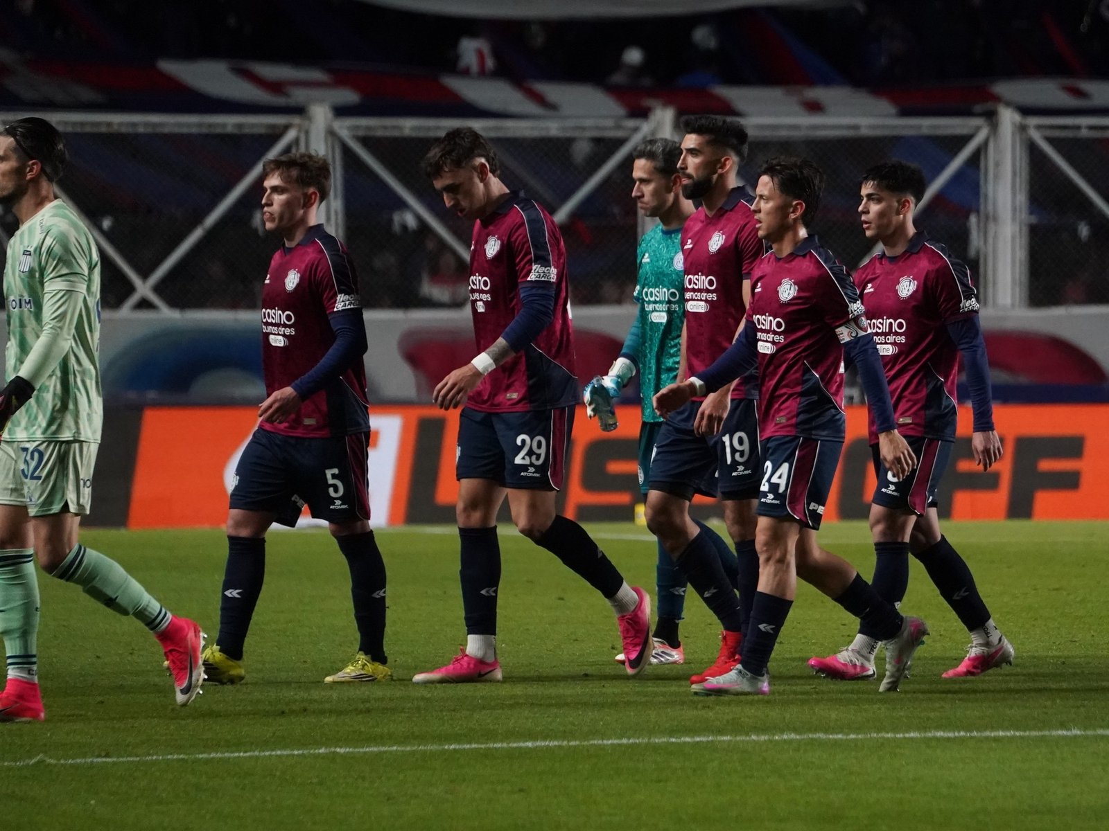El espeso clima que se vivió en el Gasómetro: cánticos contra los jugadores de San Lorenzo y silbidos en la salida del equipo :: Olé
