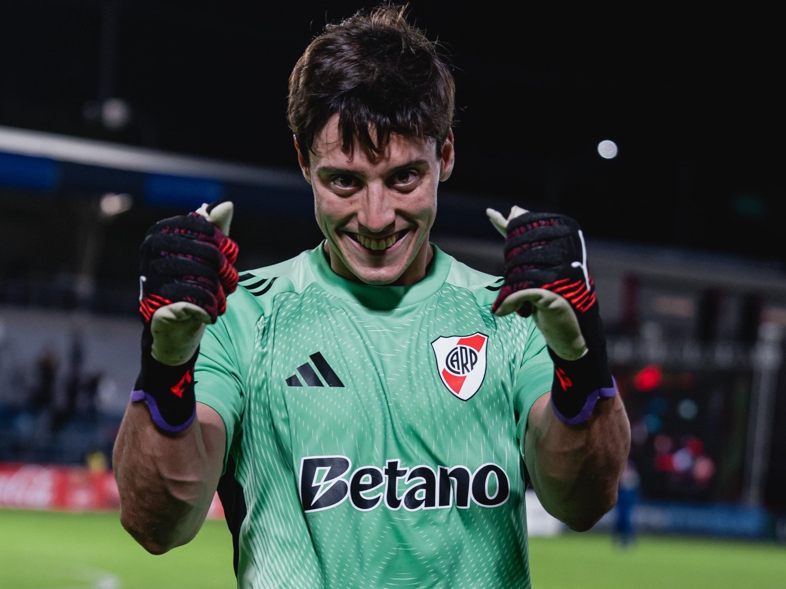 El hermoso gesto de Santiago Beltrán con un hincha que cumplía años :: Olé