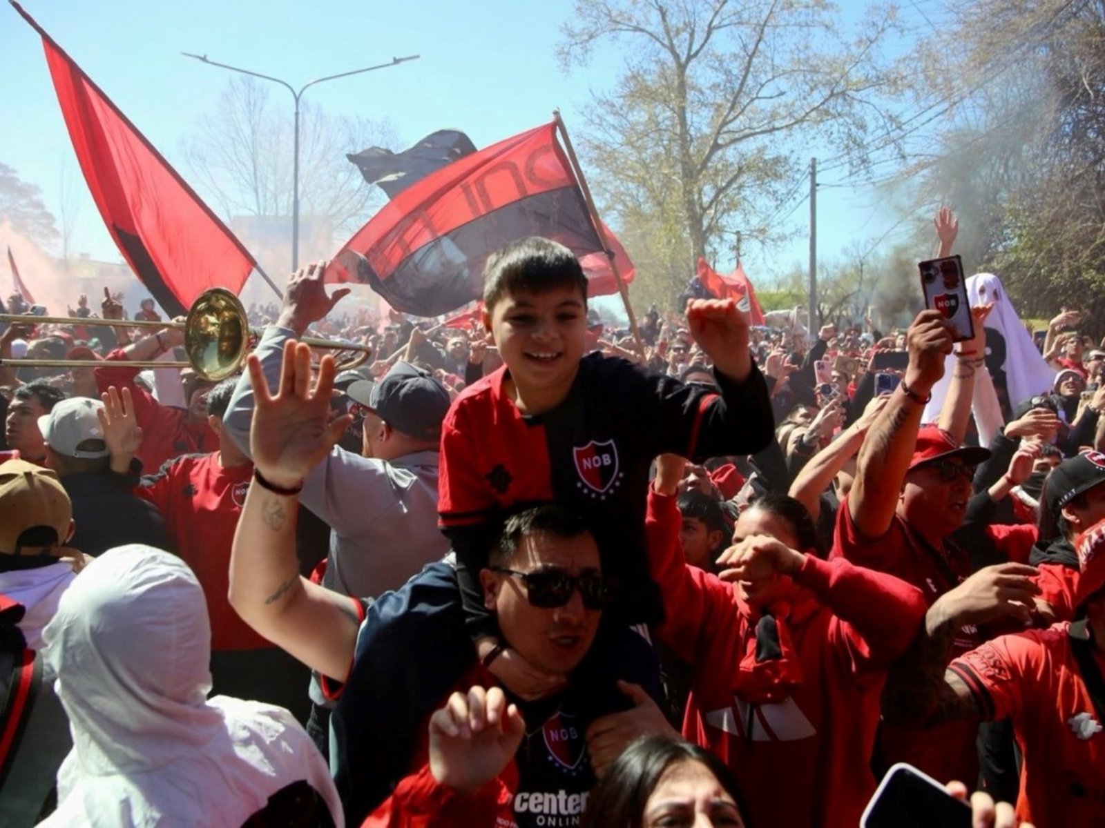 El parche y la cinta especial en homenaje a Messi que utilizará Newell’s en el clásico contra Rosario Central :: Olé