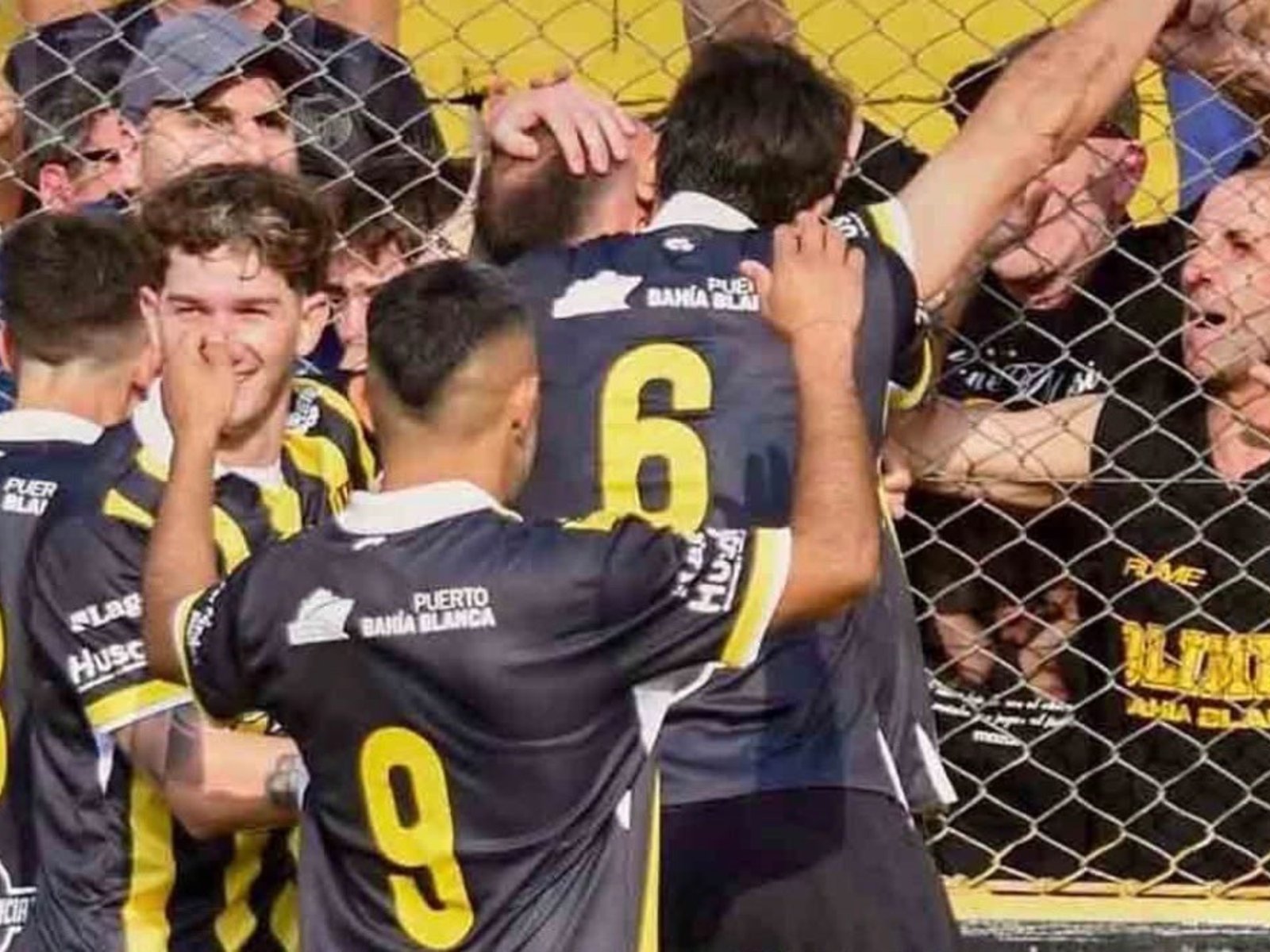 El tenso cruce de un hincha de Olimpo con el árbitro tras el triunfo ante Gimnasia de Chivilcoy: "Son unos delincuentes" :: Olé