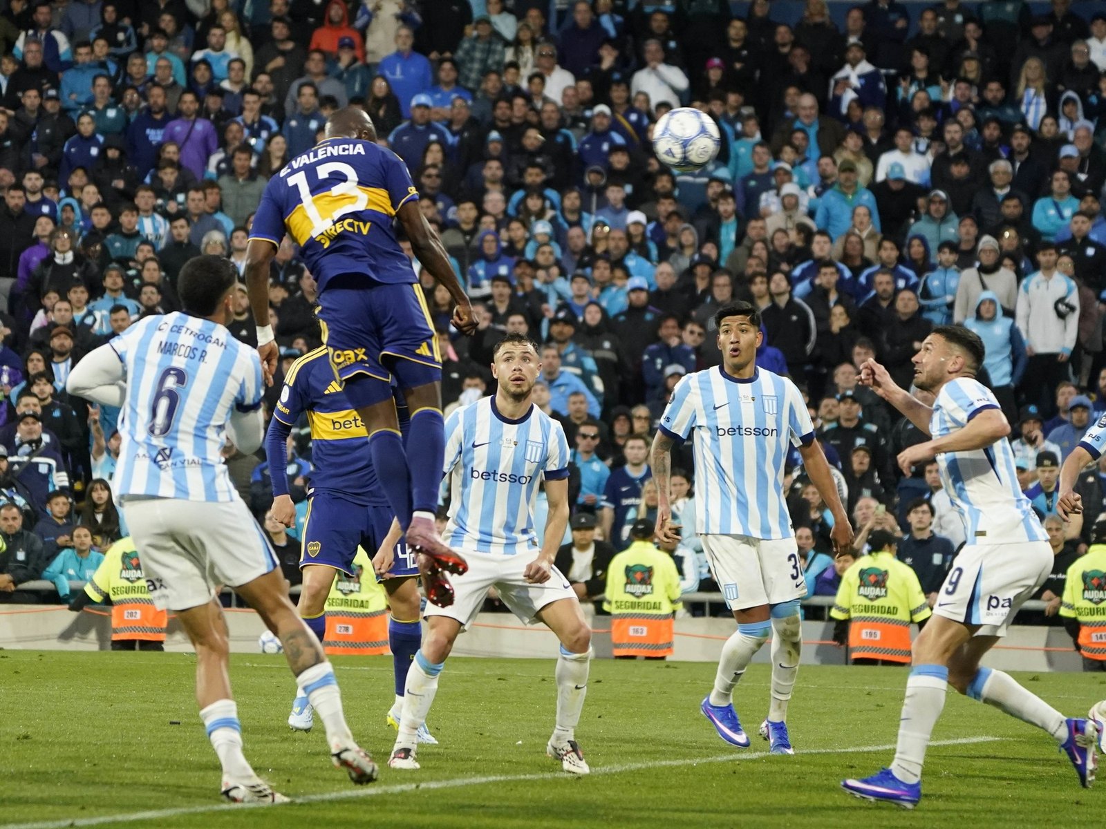 El uno por uno del triplete de cabeza de Enner Valencia a Racing en la Copa Argentina :: Olé