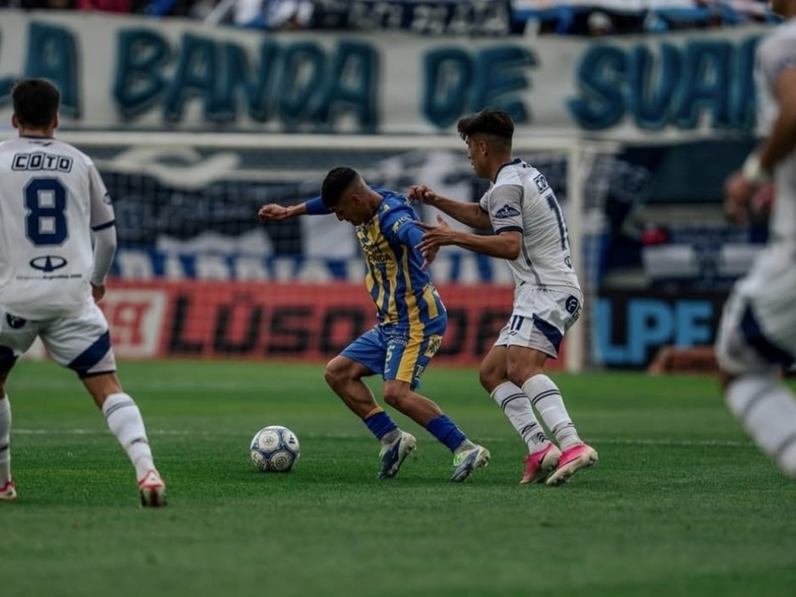 En un partido condicionado por el viento, Tristán Suárez y Atlanta empataron y la cima quedó al rojo vivo :: Olé