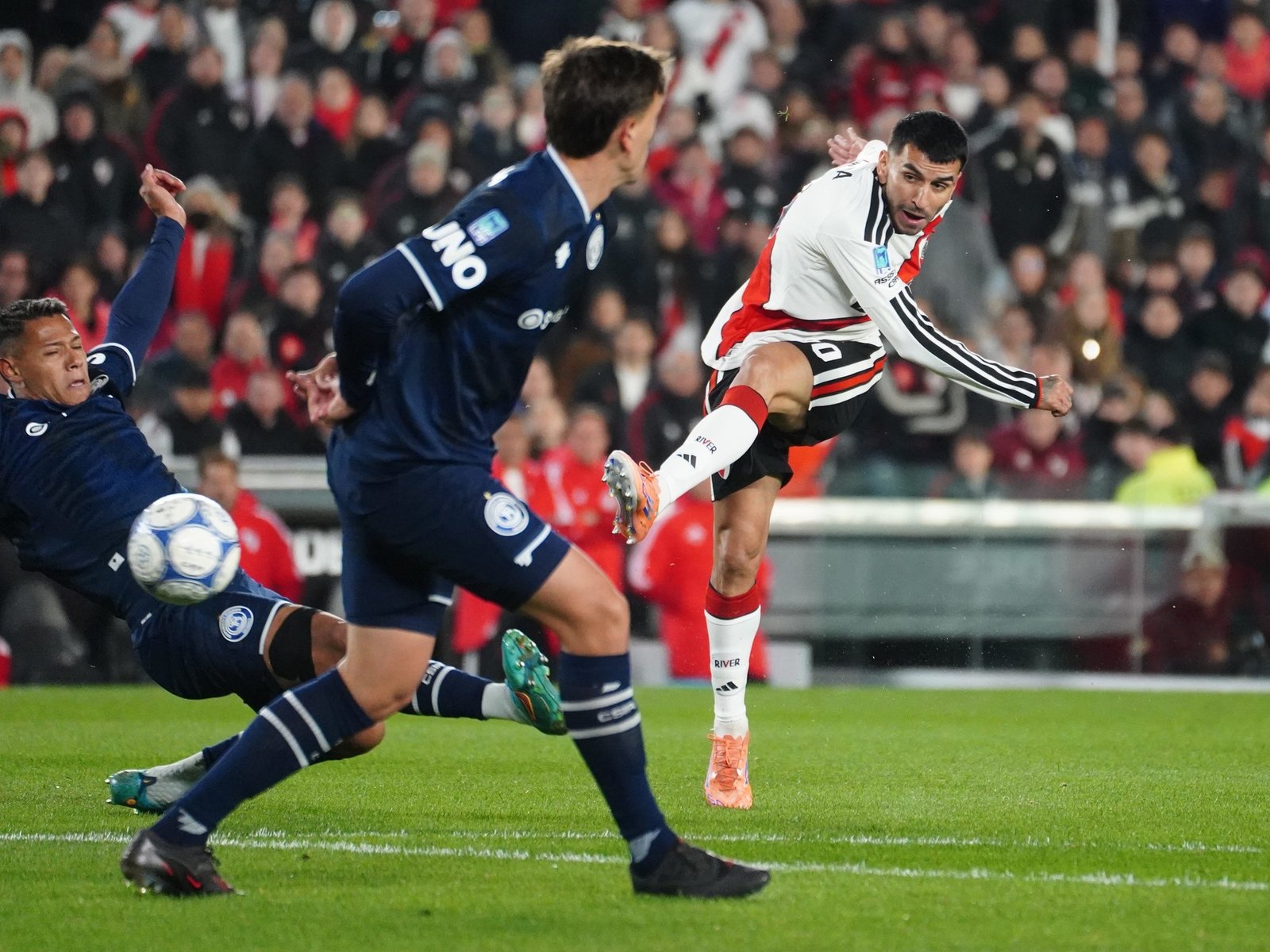 Está Angelado: Correa, de generar el penal del 1-0 a ser cada vez más clave en River :: Olé