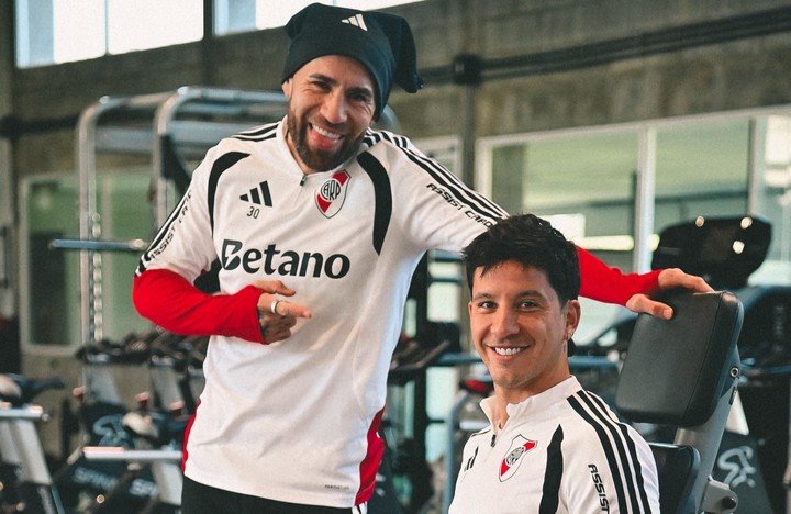 Otamendi, con asistencia perfecta, con Driussi, el que menos jugó del 11 de Ponzio (Foto: Prensa River).