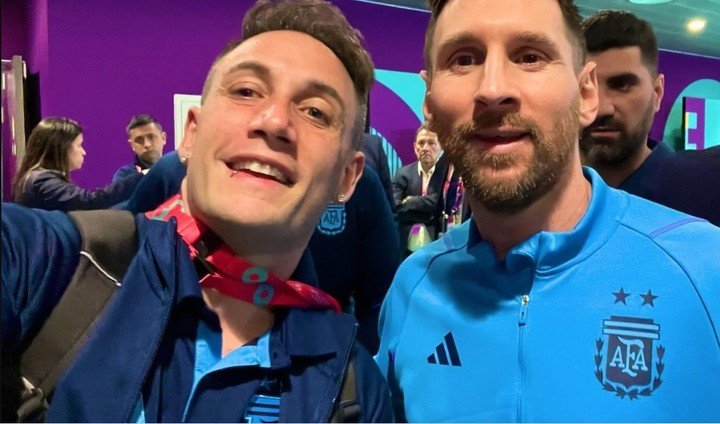 Momo Benavides el día que conoció a Messi, después de la victoria ante México en el segundo partido del Mundial de Qatar. Foto: Twitter.
