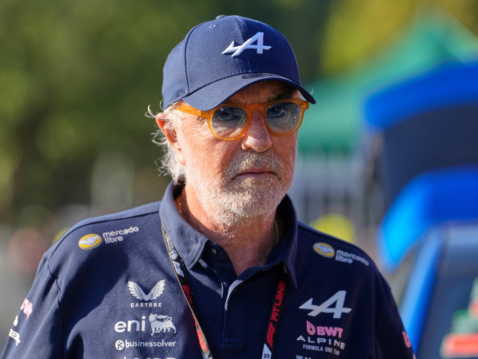 Flavio Briatore explotó tras el fallo contra Alpine y denunció que uno de los jueces recibió "dos o tres coches" de McLaren