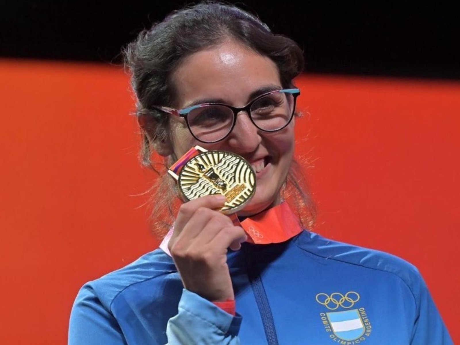 Fue mamá hace un mes y medio, entrenó mientras dormía su hijo y ganó un oro histórico para Argentina en los eSports :: Olé