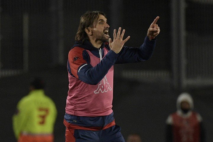 Diego Martínez dando indicaciones - River vs Tigre 2022 (Photo by JUAN MABROMATA / AFP).