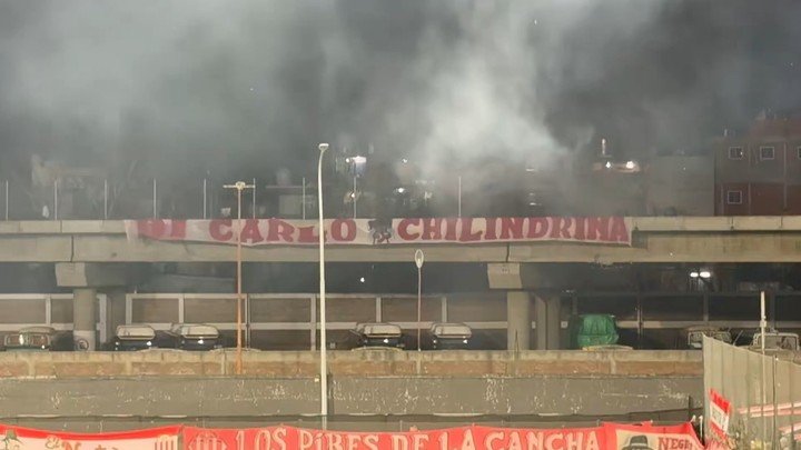 "Di Carlo Chilindrina", la bandera que apareció en cancha de Barracas (Foto: X @InfoCanaya).